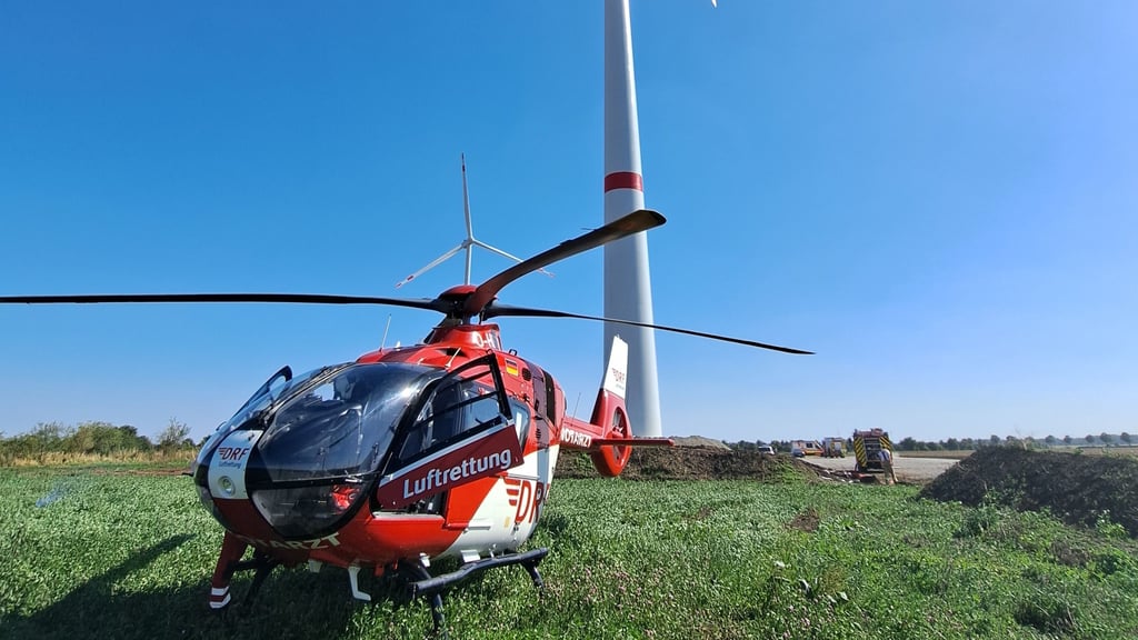 Bei Arbeiten an einem Windrad bei Förderstedt kam es zu dem Unfall. Ein Hubschrauber brachte den Mann ins Krankenhaus.