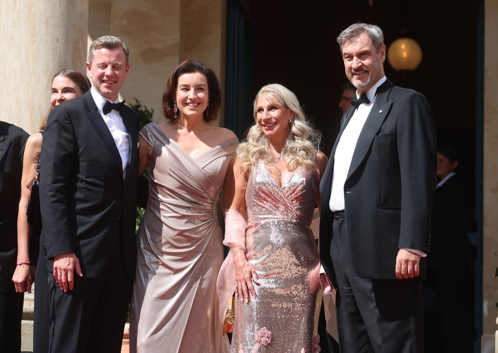 Es funkelte zum Start der Bayreuther Festspiele 2025: Forschungsministerin Dorothee Bär (2.v.l) und Karin Baumüller-Söder (2.v.r) in Abendkleidern, ihre Ehemänner Oliver Bär (l.) und Markus Söder (r.) im Smoking. (Archivbild)