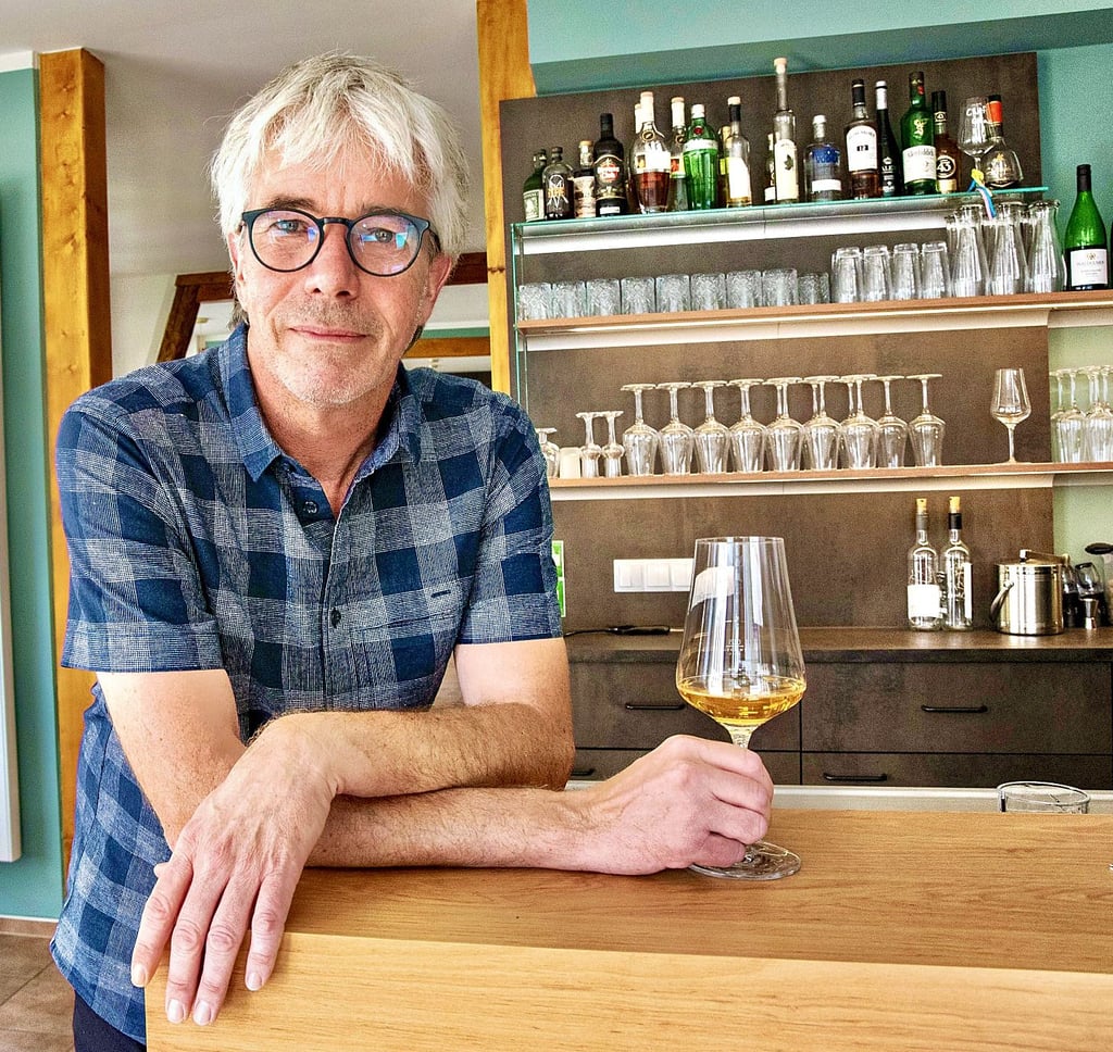 Ralf-Peter Weber am Tresen seiner Weinbar im Schwabehaus