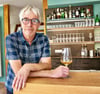 Ralf-Peter Weber am Tresen seiner Weinbar im Schwabehaus