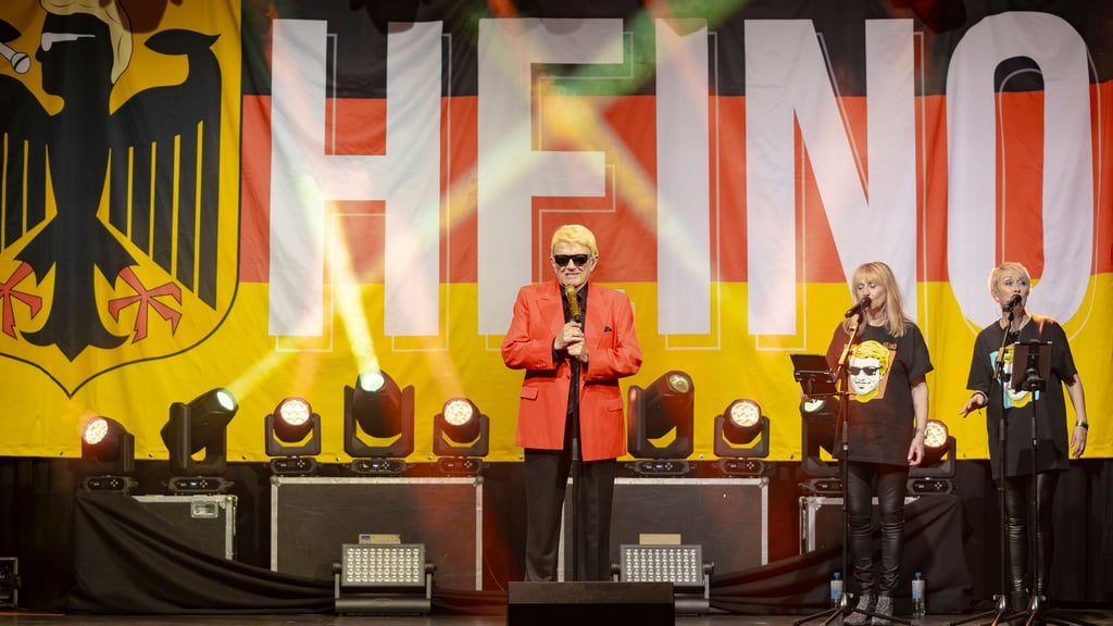 Heino solidarisiert sich nach dem Hymnen-Eklat mit einem Feuerwehrmann.