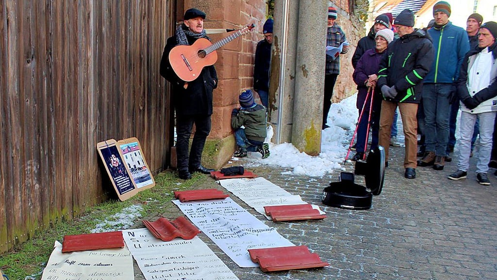 Musiker Johann Voß begleitet die Stolperstein-Verlegung wie hier in Emden mit seiner Musik und nachdenklich stimmenden Texten.
