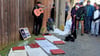 Musiker Johann Voß begleitet die Stolperstein-Verlegung wie hier in Emden mit seiner Musik und nachdenklich stimmenden Texten. 