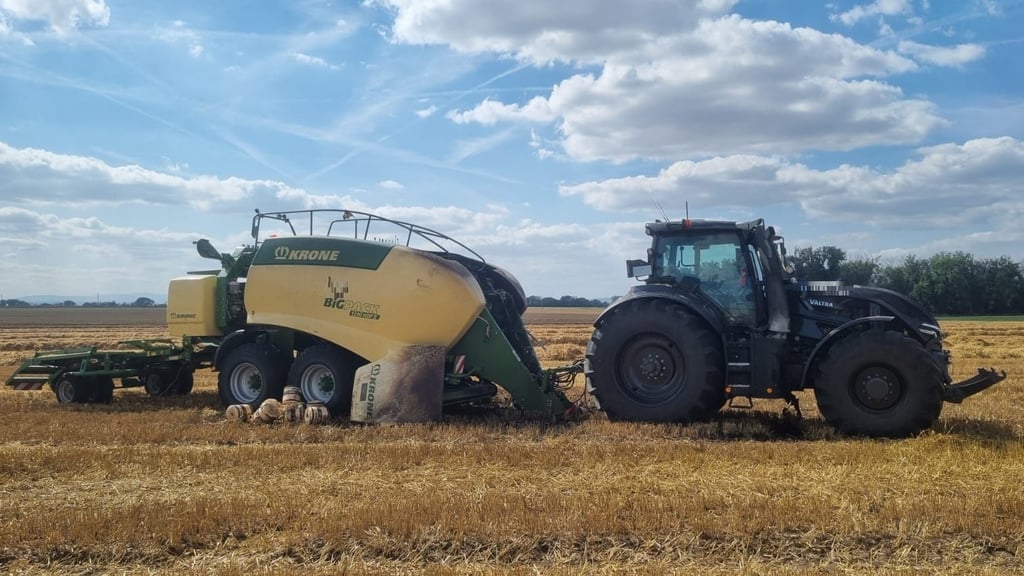 Ein Traktor und eine Strohballenpresse brannten bei der Ernte auf einem Feld zwischen Deesdorf und Wegeleben im Vorharz ab.