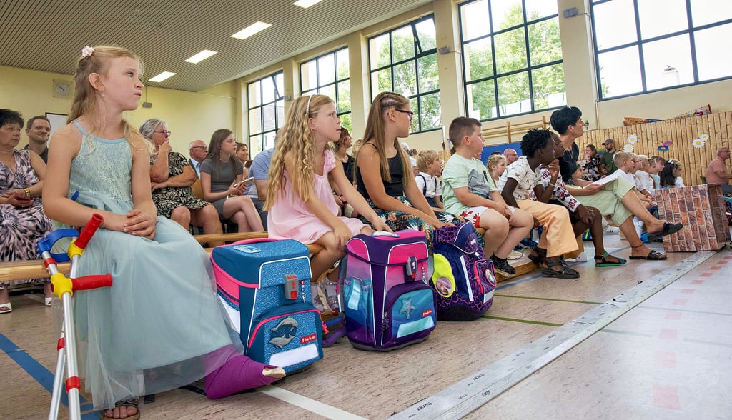 Gespannt verfolgen die Abc-Schützen der Grundschule Waldersee das Programm am Tag ihrer Einschulung.
