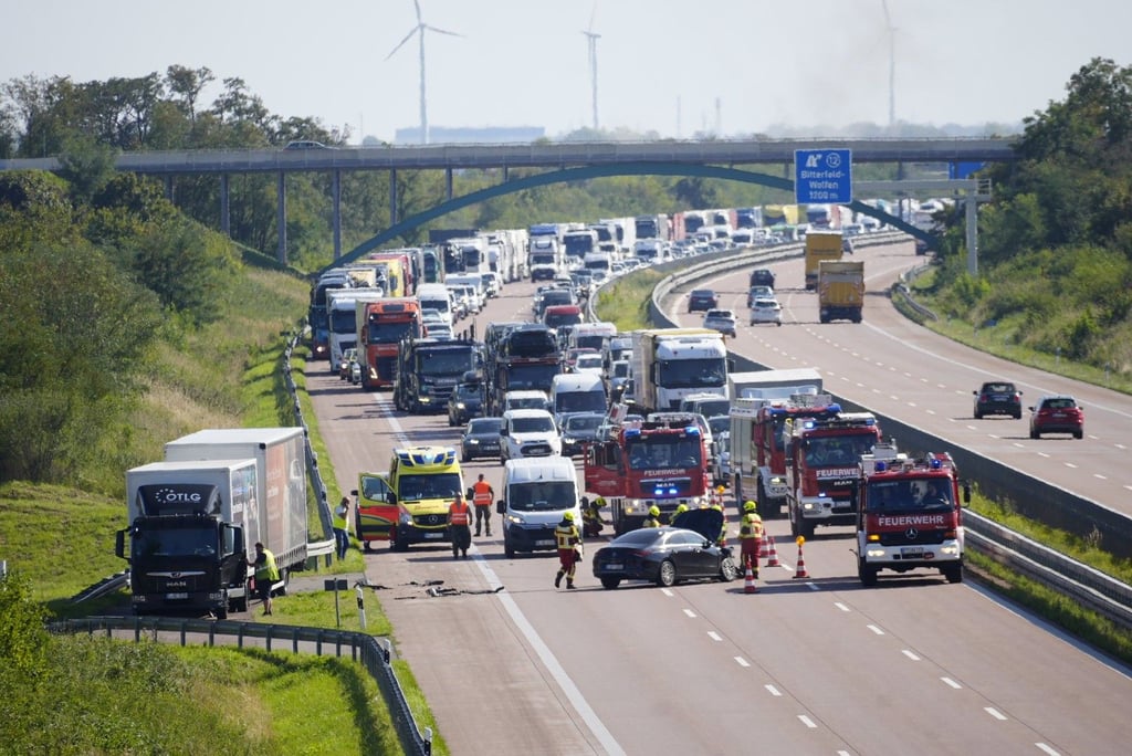 Die A9 bei Bitterfeld-Wolfen: Nach einer Kollision von einem Lkw und einem Mercedes ist die Autobahn gesperrt.