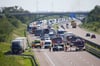 Die A9 bei Bitterfeld-Wolfen: Nach einer Kollision von einem Lkw und einem Mercedes ist die Autobahn gesperrt.