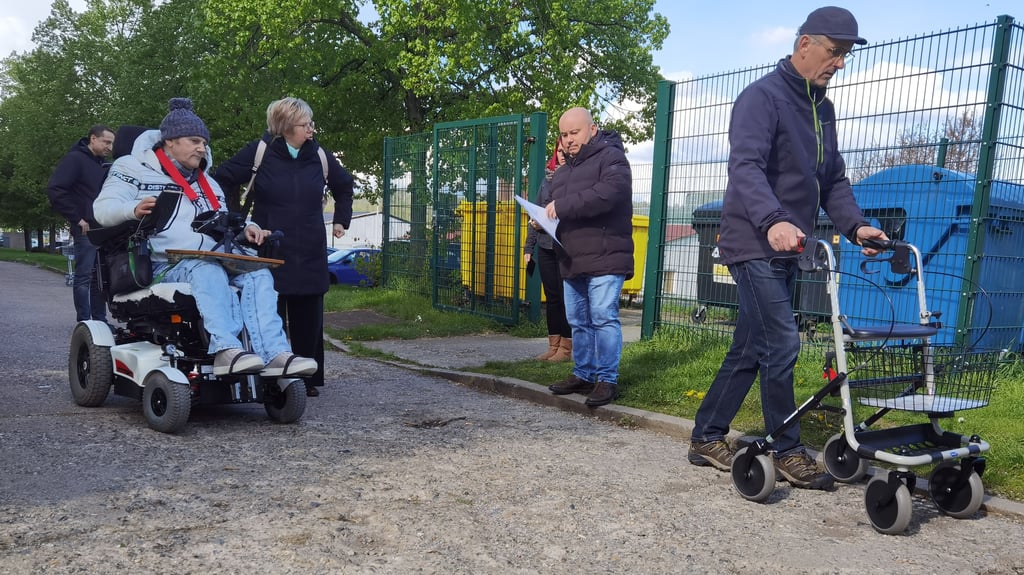 Solche Begehungen und Befahrungen, um sich einen Überblick über die Barrieren für Fußgänger und Rollstuhlfahrer in Blankenburg zu verschaffen, gab es schon einige - so wie hier im Wohngebiet Regenstein. Frank Graubaum (vorn links) sieht beim Abbau von Hürden noch einigen Nachholbedarf.