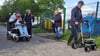 Solche Begehungen und Befahrungen, um sich einen Überblick über die Barrieren für Fußgänger und Rollstuhlfahrer in Blankenburg zu verschaffen, gab es schon einige - so wie hier im Wohngebiet Regenstein. Frank Graubaum (vorn links) sieht beim Abbau von Hürden noch einigen Nachholbedarf.