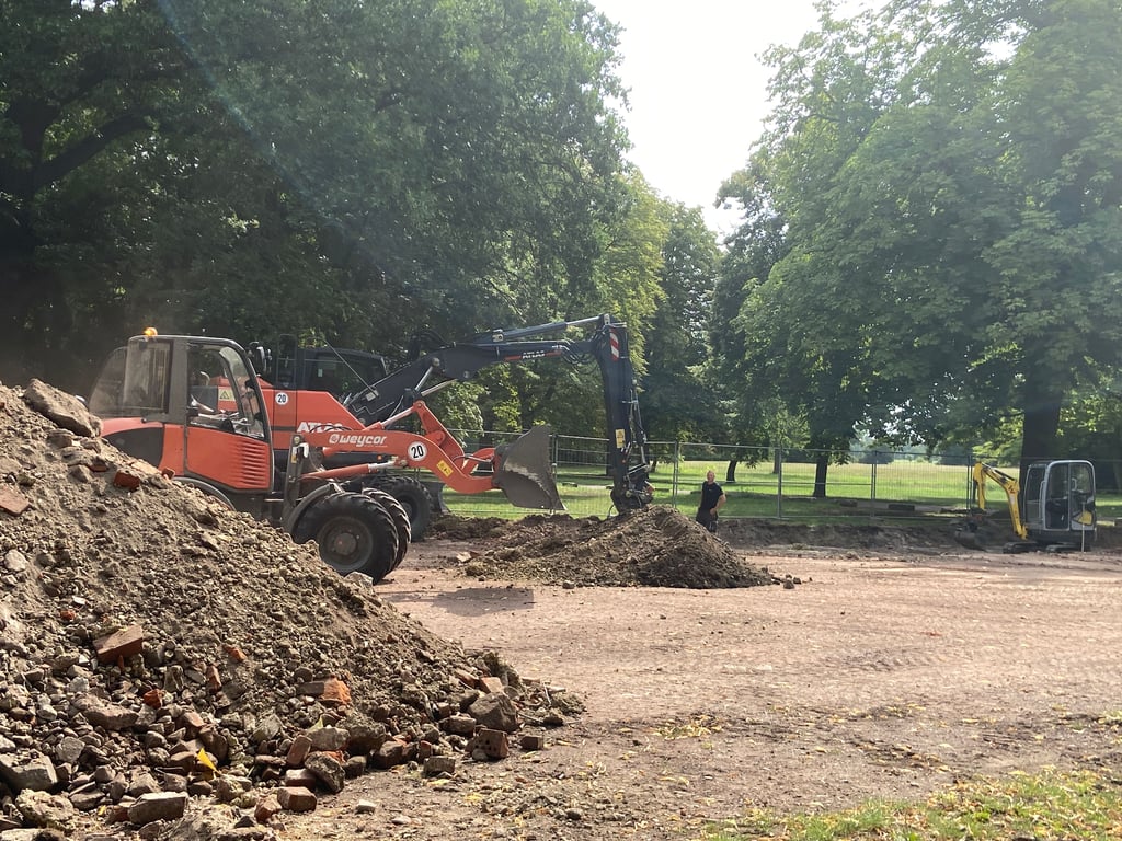 Zwischen Skateanlage und Aussichtsturm entsteht derzeit ein neues Highlight für Sportbegeisterte: Im Stadtpark Rotehorn baut die Stadt Magdeburg eine neue Anlage.