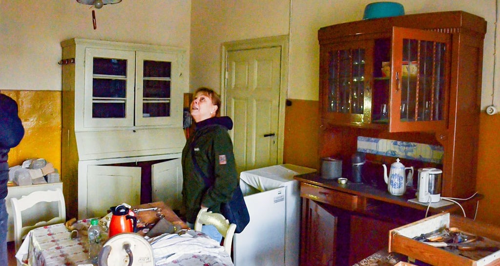 Christiane Schüttrumpf begutachtet die Wohnung im Jägerhof. Hier ist die komplette Einrichtung aus früheren Zeiten noch erhalten.