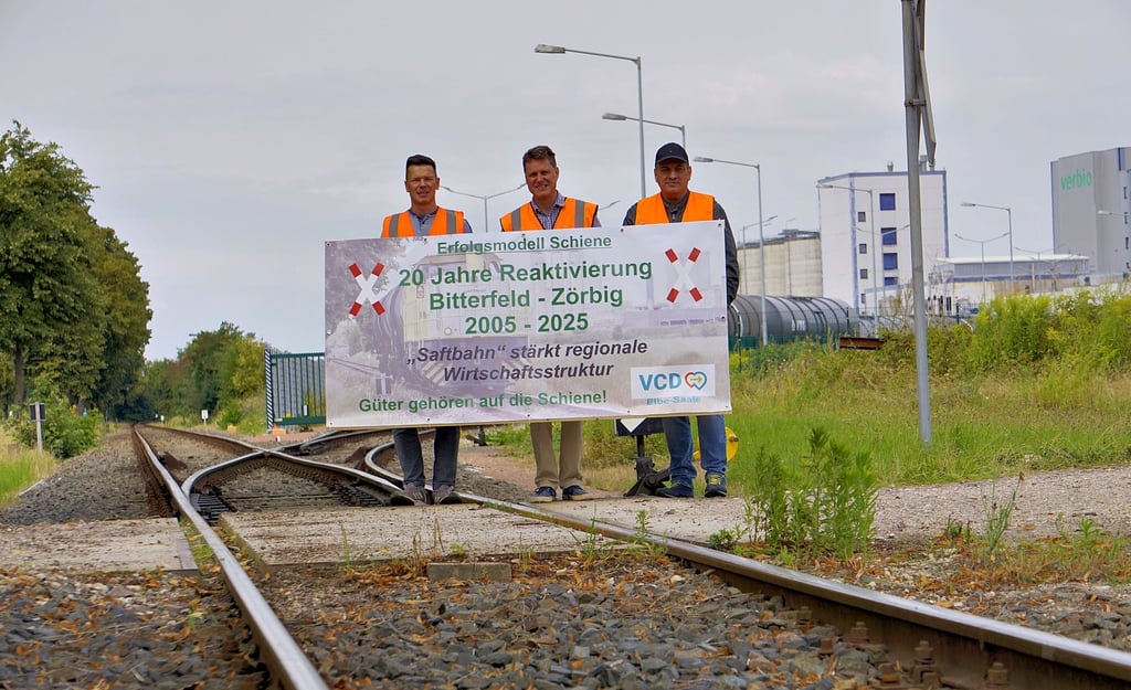 Zum 20-jährigen Jubiläum der Reaktivierung der Saftbahn ist für Sebastian Herbsleb, Oliver Behre und Kay Falz (v. l.) klar: Das Potenzial der historischen Zugstrecke geht weit über die Verwendung für den Güterverkehr hinaus. Sie hoffen auf eine Reaktivierung für den Personenverkehr.