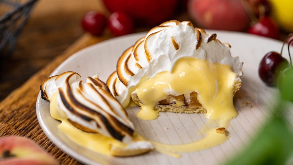 Der Eischnee des Eistörtchens sieht nach dem Grillen herrlich flambiert aus und schützt das Eis beim dreiminütigem Grillen vor dem Schmelzen. Das passiert dann erst auf dem Teller.