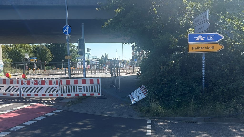In Magdeburg unter der Ringbrücke über der Brenneckestraße wurde die Absperrung zur Seite geräumt.