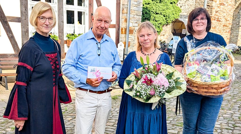 Schatzmeisterin Rosi Klaus (l.), der erste Vorsitzende des Heimatvereins, Ulrich Pettke, und Vorstandsmitglied Nicole Albrecht (r.) ehren Christiane Schütrumpf.