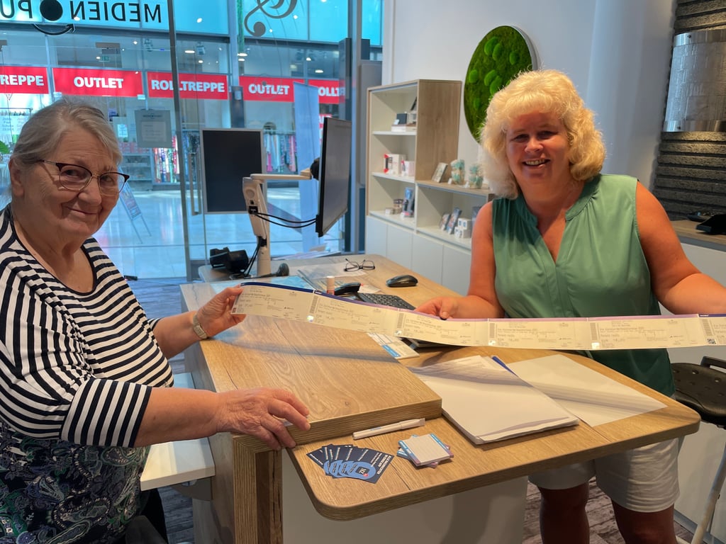 Kundenberaterin Diana Wagner-Meißner (r.) überreicht im MZ-Medienpunkt an Gisela Grützmacher sechs „Fuchs“-Tickets.