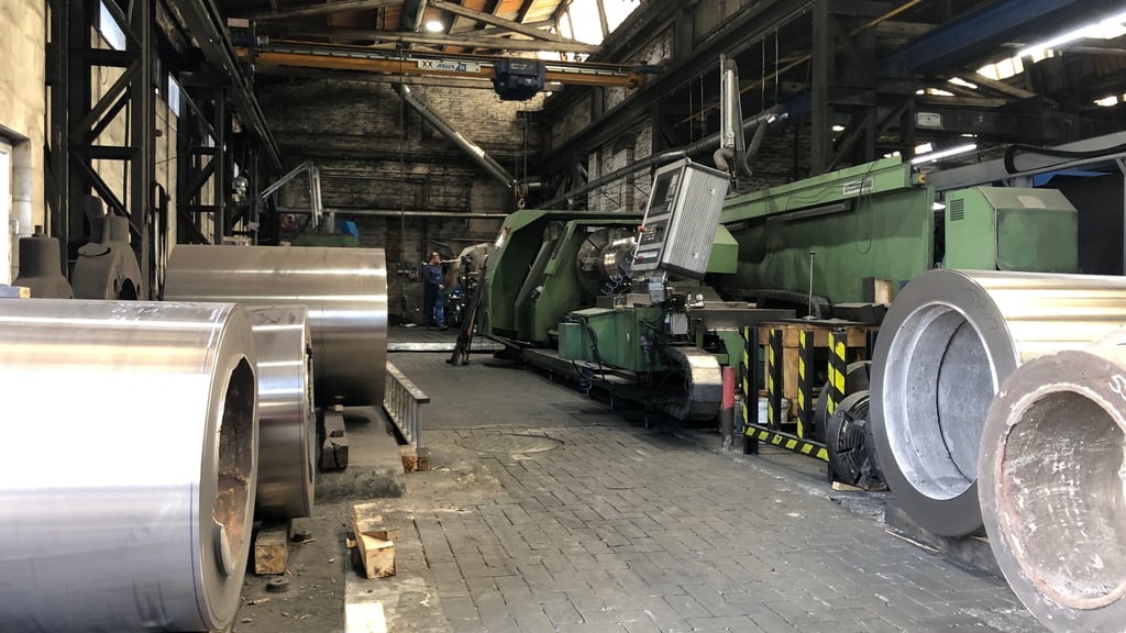 Für Ziegeleien gefertigte Walzenmäntel liegen in der Dreherei der Walzengießerei und Hartgusswerk Quedlinburg GmbH bereit.