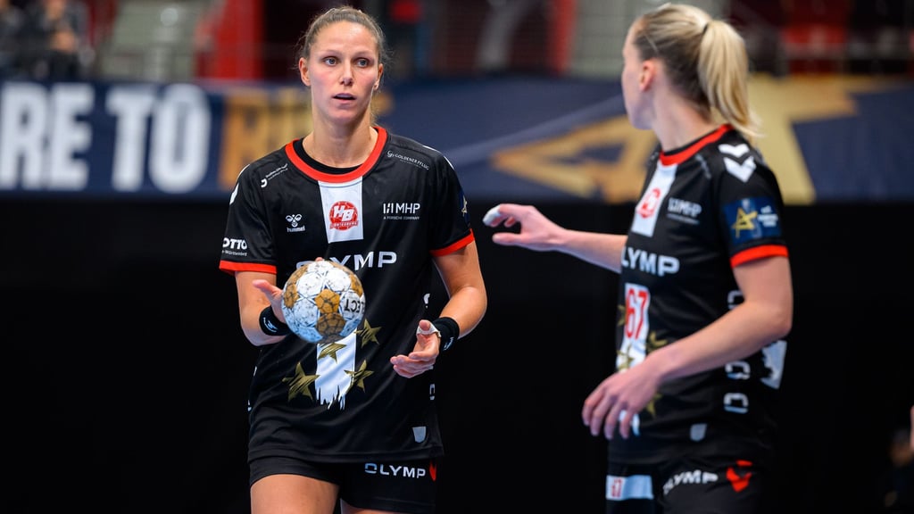 Nationalspielerin Xenia Smits (l) findet einen neuen Verein.
