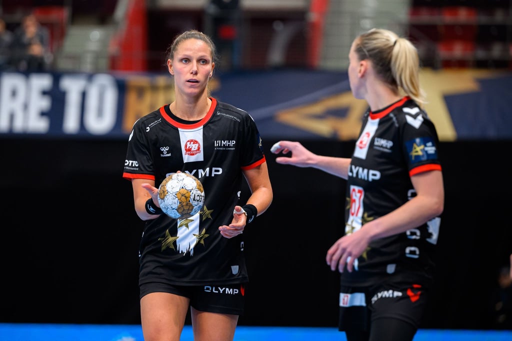 Nationalspielerin Xenia Smits (l) findet einen neuen Verein.
