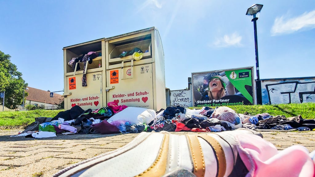 Die Altkleidercontainer in Wolmirstedt vermüllen immer mehr. Bei manchen fühlt sich niemand mehr zuständig.