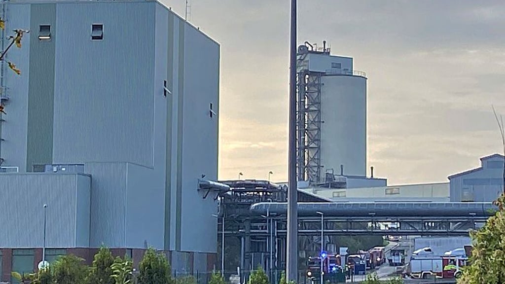 Am Sonntagabend heulten in Bernburg die Sirenen: Die Feuerwehr wurde zum Solvaywerk gerufen.