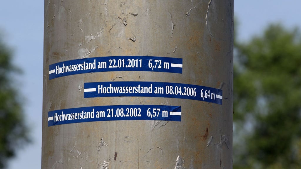 Hochwassermarken zeigen auch noch Jahrzehnte nach extremen Überflutungen, wie hoch das Wasser einmal gestanden hat. (Archivbild)