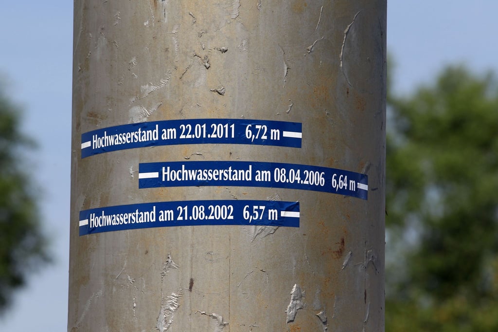Hochwassermarken zeigen auch noch Jahrzehnte nach extremen Überflutungen, wie hoch das Wasser einmal gestanden hat. (Archivbild)