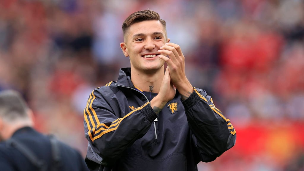 Strahlemann: Benjamin Sesko stellt sich den Fans von Manchester United vor.