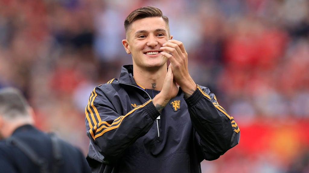Strahlemann: Benjamin Sesko stellt sich den Fans von Manchester United vor.