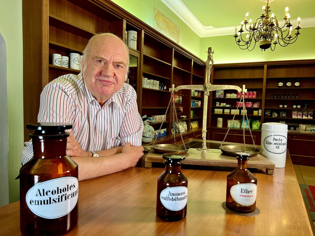 Ende nach mehr als 330 Jahren - Apotheker Hendrik Frenzel hat die Grüne Apotheke in Bernburg zugeschlossen.