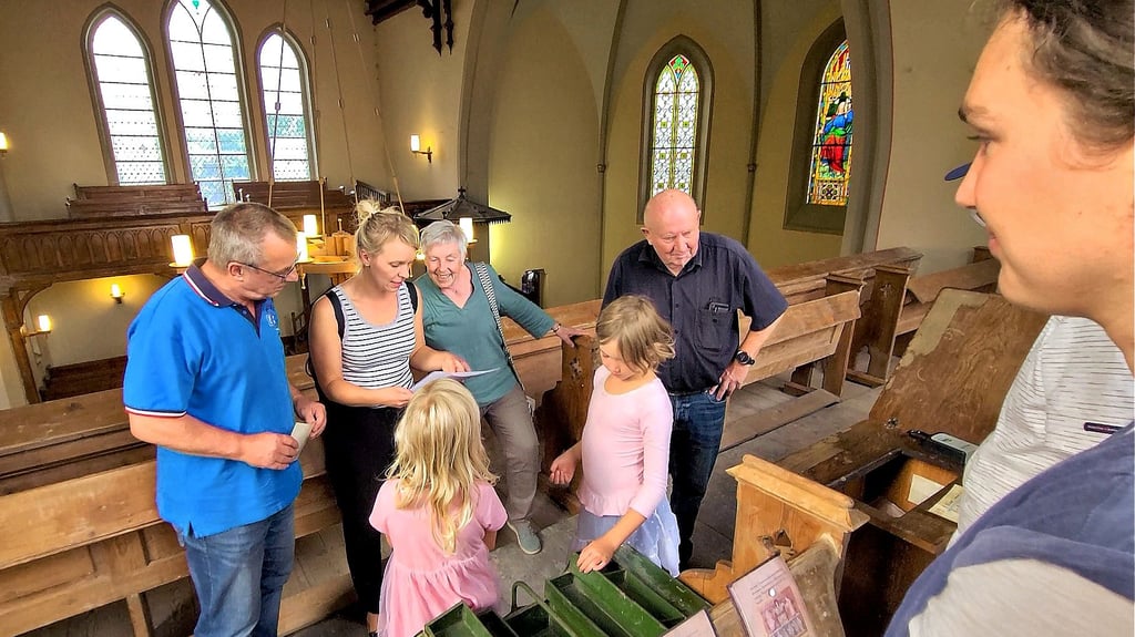 Xenia Bürger (rechts) hat das Spiel unter dem Titel „Rettet Kilian“ - benannt nach dem Schutzheiligen der Kirche - entwickelt. Die Teilnehmer hatten Spaß, fanden aber auch, dass es anspruchsvoll war.