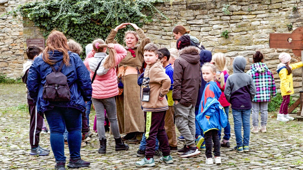 Christiane Schüttrumpf führt eine Gruppe Schüler der Laagbergschule aus Wolfsburg über den Oebisfelder Burghof.