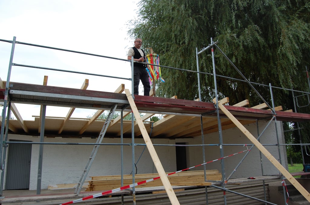 Das Dach der Freilichbühne Großgörschen wird erneuert. Berndt Büchner, Firmenchef von Seal Up, trägt den Richtspruch vor.