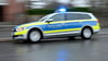 Ein 28 Jahre alter Beifahrer wurde verletzt, als ein Auto versehentlich von einem Parkplatz auf einen Abhang geriet. (Symbolfoto)
