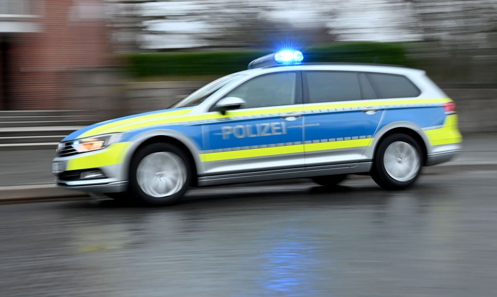 Ein 28 Jahre alter Beifahrer wurde verletzt, als ein Auto versehentlich von einem Parkplatz auf einen Abhang geriet. (Symbolfoto)