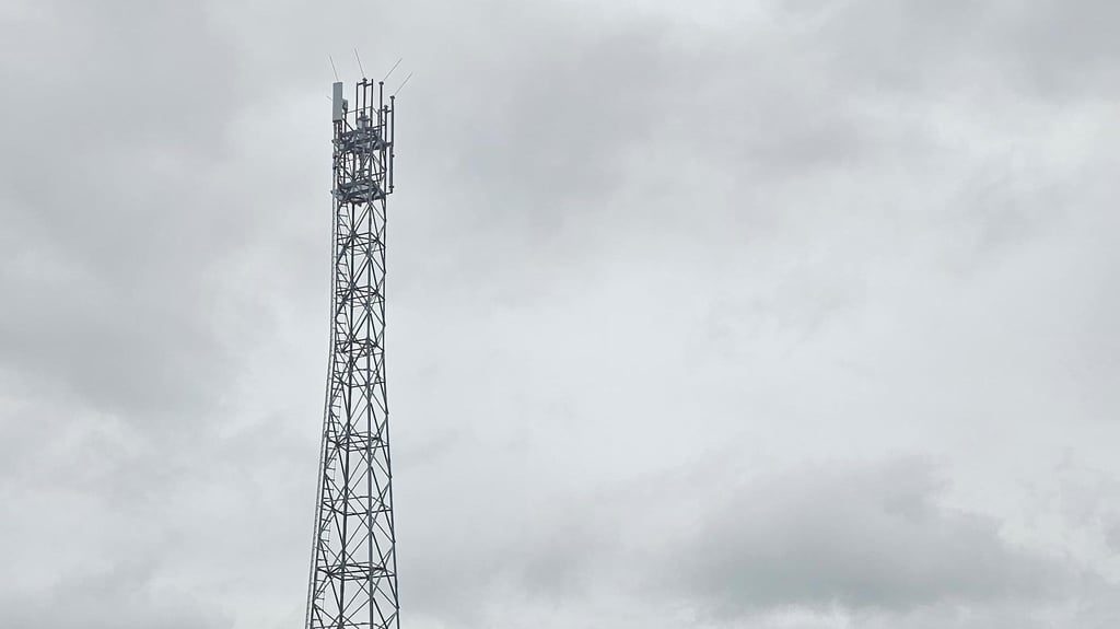 Blick auf den neuen Mobilfunkmast bei Horla. Auch Antennen sind bereits montiert. Der Mast geht weiterhin nicht.