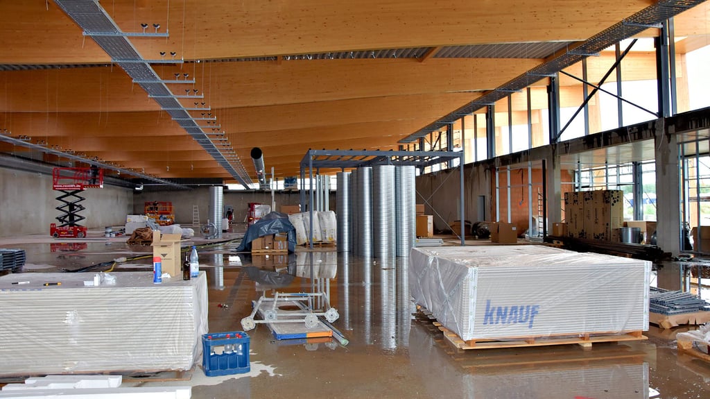Anfang August tröpfelt es noch ins Innere des neuen Rewe-Markts an der B 187 in Jessen. Bauarbeiter machen sich nun ans Dämmen des Dachs.