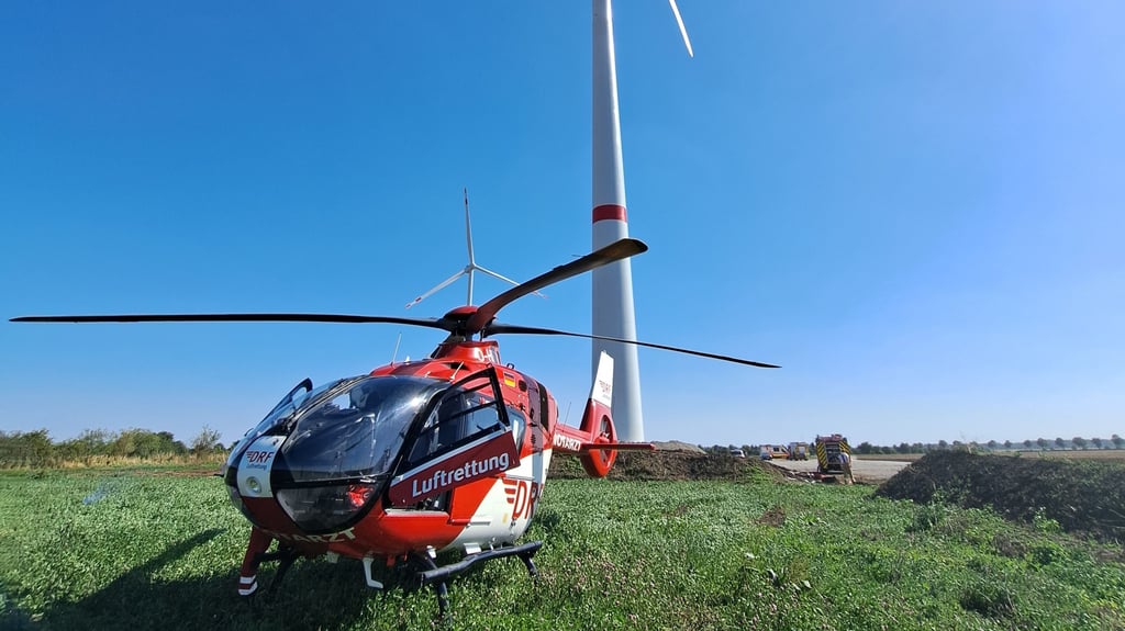 Bei Arbeiten an einem Windrad bei Förderstedt kam es zu dem Unfall. Ein Hubschrauber brachte den Mann ins Krankenhaus.