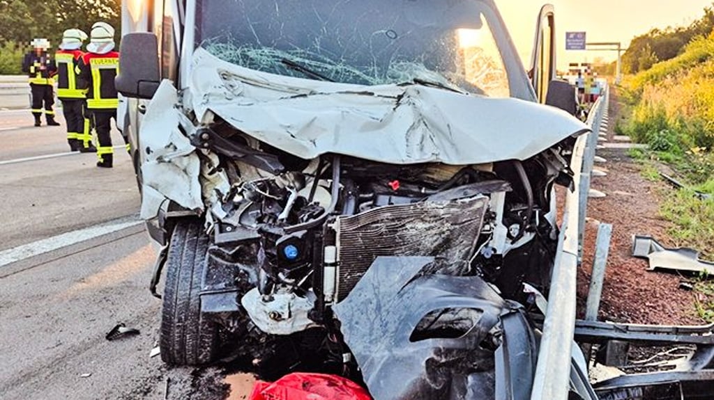Ein Transporter war am Sonntagabend auf der A2 zwischen Alleringersleben und Helmstedt auf ein Stauende aufgefahren.