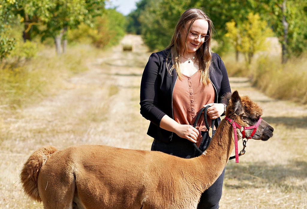 Bianca Heimert auf Wanderschaft im Eickendorfer Biotop mit Alpaka Balu.