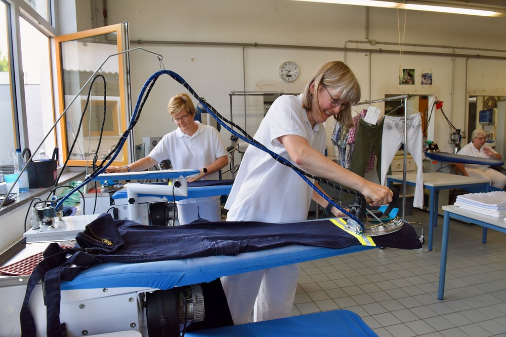 Michaela Unverricht und Nicole Hartwig arbeiten bei der Lebenshilfe Eisleben. Dort wird auch Einsatzbekleidung der Feuerweheren gereinigt.