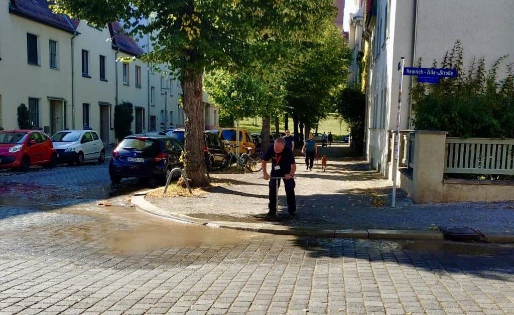 In der Zille-Straße ist offensichtlich eine Trinkwasserleitung gebrochen.