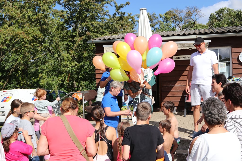 Die Luftballons stiegen mit den Namen und Adressen der Kinder versehen in den Himmel.