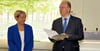Reiner Haseloff übergibt in Köthen Fördermittelbescheide an Oberbürgermeisterin Christina Buchheim. 
