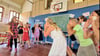 Die Viertklässler gestalten das Programm der Einschulungsfeier in der Turnhalle. 
