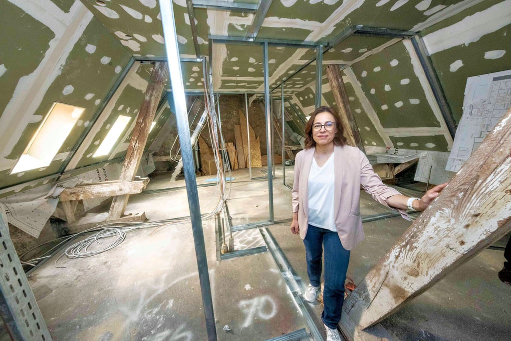 Bauleiterin Ulrike Herrmann erklärt im Dachgeschoss die künftige Gestaltung des Sanitärbereiches und der Teeküche.