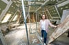 Bauleiterin Ulrike Herrmann erklärt im Dachgeschoss die künftige Gestaltung des Sanitärbereiches und der Teeküche. 