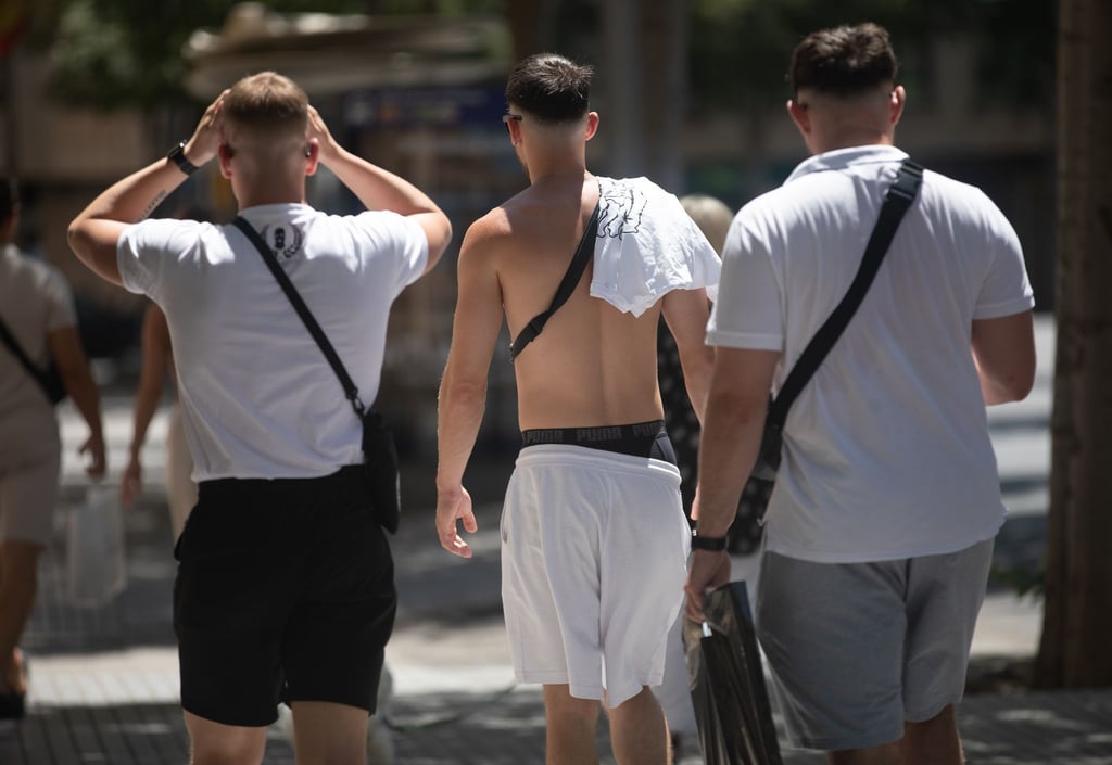Angesagt bei jungen Männern: das klassische weiße T-Shirt. Aber auch: zeigen, was man hat. Blanke Brust? Tattoos? Waschbrettbauch? (Archivbild)