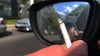 Das Entsorgen von Zigaretten aus dem Auto kann in Italien künftig teuer werden. (Archivbild)