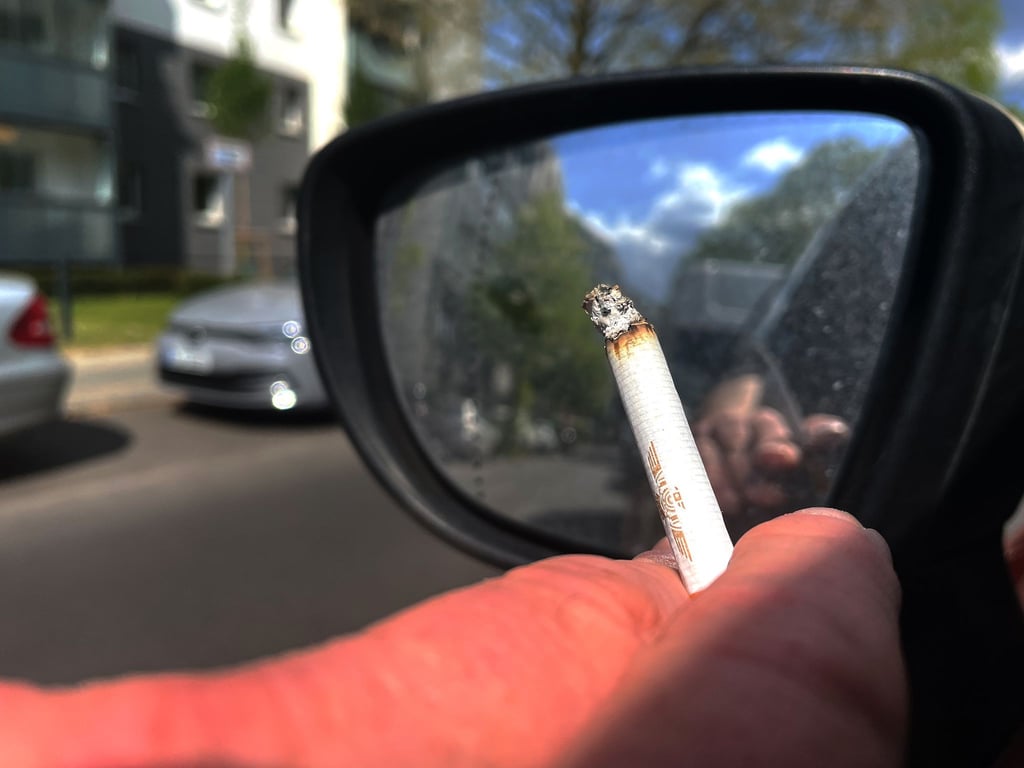 Das Entsorgen von Zigaretten aus dem Auto kann in Italien künftig teuer werden. (Archivbild)
